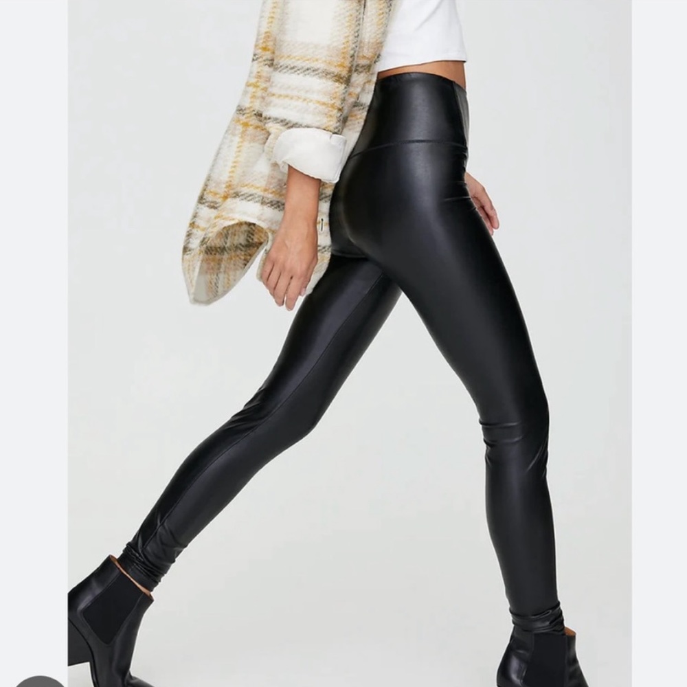 Aritzia Wilfred Daria faux leather leggings. High rise. Soft fabric inside.